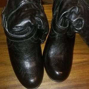 Black pair of White Mountain boots